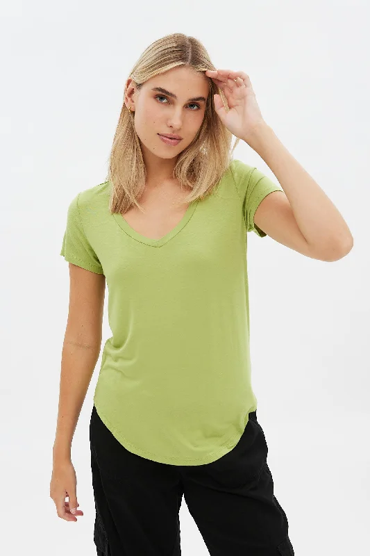 0558-03032401-relaxed-v-neck-tee