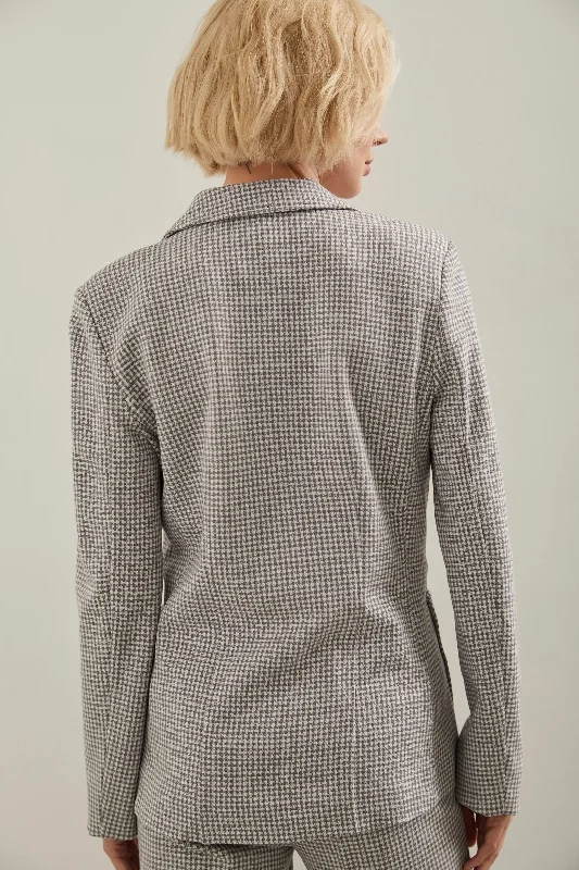 Fitted stretch blazer with applied pockets